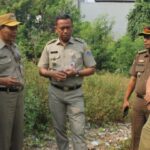 Wali Kota Jakarta Selatan, Munjirin dan jajaran menindaklanjuti aduan warga, terkait masalah genangan di Perumahan Pejaten Elok, RT 09/RW 07, Kelurahan Pejaten Barat, Kecamatan Pasar Minggu, Senin (7/8) siang. Foto: Ist