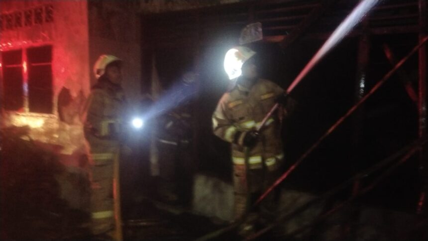 Sejumlah petugas Damkar berupaya memadamkan api yang melumat rumah di Komplek Kodim 0505 Jakarta Timur di Jalan Mangga 4, Kelurahan/Kecamatan Kramat Jati, Senin (7/8) sekitar pukul 19.16 WIB. Foto: Ist