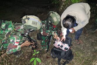 Satgas Pamtas RI-Mly Yonarmed 16/TK telah saat menggagalkan penyelundupan narkoba jenis shabu seberat 10 kg di Dusun Gunabanir Desa Sei Tekam, Kabupaten Sanggau, Provinsi Kalimantan Barat, Senin (7/8). Foto: Dispenad