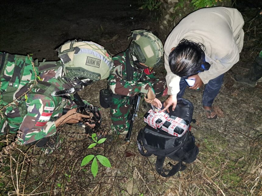 Satgas Pamtas RI-Mly Yonarmed 16/TK telah saat menggagalkan penyelundupan narkoba jenis shabu seberat 10 kg di Dusun Gunabanir Desa Sei Tekam, Kabupaten Sanggau, Provinsi Kalimantan Barat, Senin (7/8). Foto: Dispenad