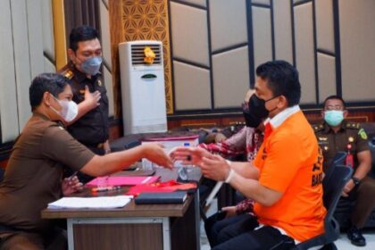 Terdakwa Ferdy Sambo saat diserahkan oleh penyidi Bareskrim Polri kepada Jaksa Penuntut Umum di Kompleks Kejaksaan Agung, Jakarta Selatan, beberapa waktu lalu.