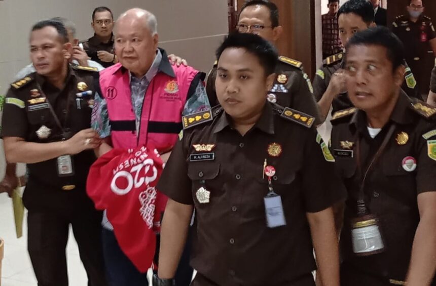 Tim Jaksa Eksekutor Kejaksaan Tinggi Sumatera Utara (Kejati Sumut) saat mengekesekusi Mujianto, terpidana korupsi kredit Bank Tabungan Negara (BTN) Cabang Medan sebesar Rp39,5 miliar. Foto: Seksi Penkum Kejati Sumut