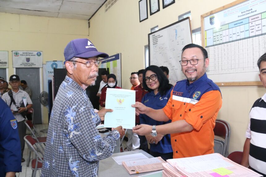 Ratusan warga Kelurahan Tugu, Kecamatan Cimanggis, Kota Depok, Jawa Barat 'serbu' aula kelurahan setempat, Selasa, 8 Agustus 2023.