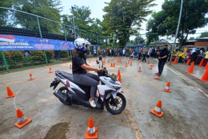 Ujian praktik zigzag dan angka 8 bagi pemohon SIM C kini ditiadakan atau dihapus, diganti dengan huruf S. Foto: Joesvicar Iqbal/Dok.Ipol.id