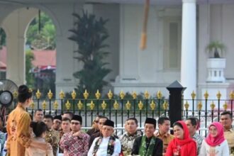 Presiden Joko Widodo (tengah) didampingi Ibu Negara Iriana Joko Widodo (kedua kanan), Wapres Ma'ruf Amin (kedua kiri) dan istri Wury Ma'ruf Amin melihat penampilan model memperagakan busana kebaya dalam acara Istana Berkebaya di depan Istana Merdeka, Jakarta, Minggu 6 Agsutus 2023.