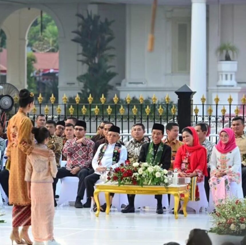 Presiden Joko Widodo (tengah) didampingi Ibu Negara Iriana Joko Widodo (kedua kanan), Wapres Ma'ruf Amin (kedua kiri) dan istri Wury Ma'ruf Amin melihat penampilan model memperagakan busana kebaya dalam acara Istana Berkebaya di depan Istana Merdeka, Jakarta, Minggu 6 Agsutus 2023.