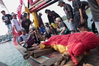 Pesta laut yang diadakan nelayan di Pantai Carita, Kabupaten Pandeglang, Provinsi Banten, Minggu (6/8) berlangsung meriah, sekaligus sebagai ungkapan rasa syukur atas hasil tangkapan laut melimpah. Foto: Des