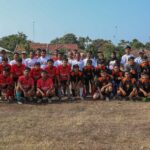 Sejumlah tim peserta berlomba untuk menjadi juara dalam kompetisi sepak bola antar desa yang digelar sukarelawan Ganjar Sejati (GS) di Lapangan Tirta Sakti, Desa Bugis, Kecamatan Anjatan, Kabupaten Indramayu, Jawa Barat, Senin (7/8) siang. Foto: GS
