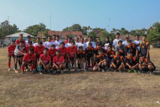 Sejumlah tim peserta berlomba untuk menjadi juara dalam kompetisi sepak bola antar desa yang digelar sukarelawan Ganjar Sejati (GS) di Lapangan Tirta Sakti, Desa Bugis, Kecamatan Anjatan, Kabupaten Indramayu, Jawa Barat, Senin (7/8) siang. Foto: GS
