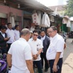 Direktur Utama Perumda Pasar Jaya, Agus Himawan dan jajaran mengecek ke lokasi terdampak kebakaran yang melumat 146 kios di Pasar Lontar (Pasar Kambing), di Jalan Sabeni Raya, Tanah Abang, Jakarta Pusat, Rabu (9/8) pagi. Foto: Humas Pasar Jaya