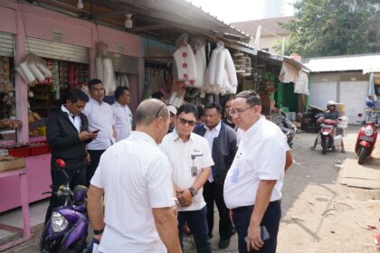 Direktur Utama Perumda Pasar Jaya, Agus Himawan dan jajaran mengecek ke lokasi terdampak kebakaran yang melumat 146 kios di Pasar Lontar (Pasar Kambing), di Jalan Sabeni Raya, Tanah Abang, Jakarta Pusat, Rabu (9/8) pagi. Foto: Humas Pasar Jaya