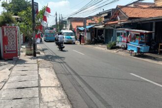 Lokasi kejadian seorang pelajar Sekolah Menengah Kejuruan (SMK) Muhammad Abidzar, 16, menjadi korban penyiraman air keras oleh sekelompok terduga pelajar di Jalan Pisangan Lama III, Pisangan Timur, Pulogadung, Jakarta Timur, Selasa (8/8) sekitar pukul 15.30 WIB. Foto: Joesvicar Iqbal/ipol.id