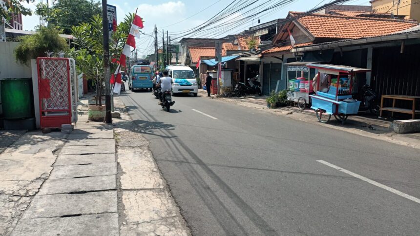 Lokasi kejadian seorang pelajar Sekolah Menengah Kejuruan (SMK) Muhammad Abidzar, 16, menjadi korban penyiraman air keras oleh sekelompok terduga pelajar di Jalan Pisangan Lama III, Pisangan Timur, Pulogadung, Jakarta Timur, Selasa (8/8) sekitar pukul 15.30 WIB. Foto: Joesvicar Iqbal/ipol.id