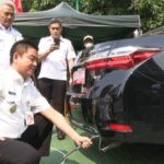 Wakil Wali Kota Jakarta Selatan, Edi Sumantri monitoring pelaksanaan uji emisi terhadap satu unit kendaraan di halaman Kantor Walikota Jakarta Selatan, Rabu (9/8). Foto: Ist