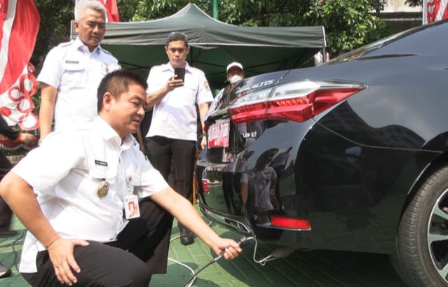 Wakil Wali Kota Jakarta Selatan, Edi Sumantri monitoring pelaksanaan uji emisi terhadap satu unit kendaraan di halaman Kantor Walikota Jakarta Selatan, Rabu (9/8). Foto: Ist