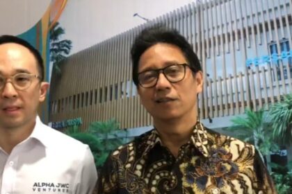 Menteri Kesehatan Republik Indonesia (Menkes RI), Budi Gunadi Sadikin (batik hitam bercorak) saat memberikan keterangan pers di RSUP Persahabatan, Rawamangun, Pulogadung, Jakarta Timur, Kamis (10/8).