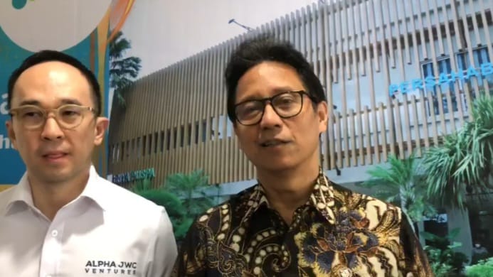 Menteri Kesehatan Republik Indonesia (Menkes RI), Budi Gunadi Sadikin (batik hitam bercorak) saat memberikan keterangan pers di RSUP Persahabatan, Rawamangun, Pulogadung, Jakarta Timur, Kamis (10/8).