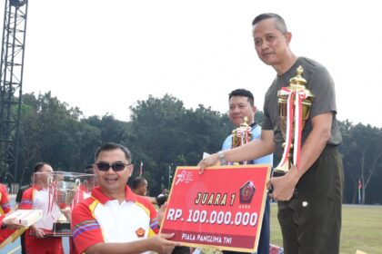 Perwakilan TNI AD saat menerima hadiah secara simbolik di Kompleks Markas Besar (Mabes) TNI, Cilangkap, Jakarta Timur, Jumat (11/8). Foto: Dispenad