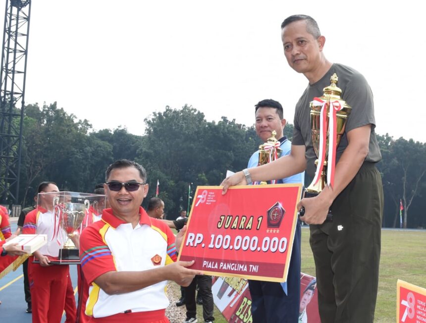 Perwakilan TNI AD saat menerima hadiah secara simbolik di Kompleks Markas Besar (Mabes) TNI, Cilangkap, Jakarta Timur, Jumat (11/8). Foto: Dispenad