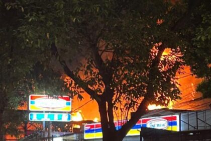 Sebuah warung soto ayam dan sekitar 105 sepeda motor yang terparkir di sekitar kawasan Jalan Kyai Syafi'i, Gandaria, depan Mal Gandaria City, Kebayoran Lama, Jakarta Selatan, Jumat (11/8) malam kebakaran