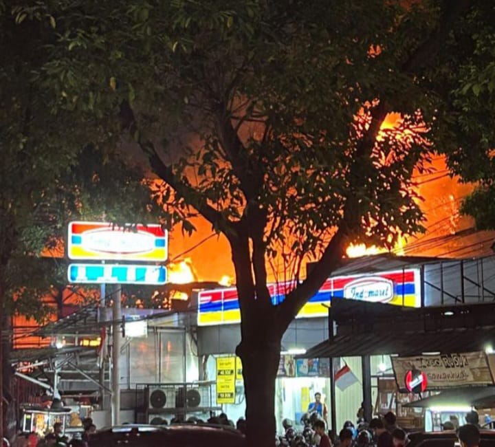 Sebuah warung soto ayam dan sekitar 105 sepeda motor yang terparkir di sekitar kawasan Jalan Kyai Syafi'i, Gandaria, depan Mal Gandaria City, Kebayoran Lama, Jakarta Selatan, Jumat (11/8) malam kebakaran