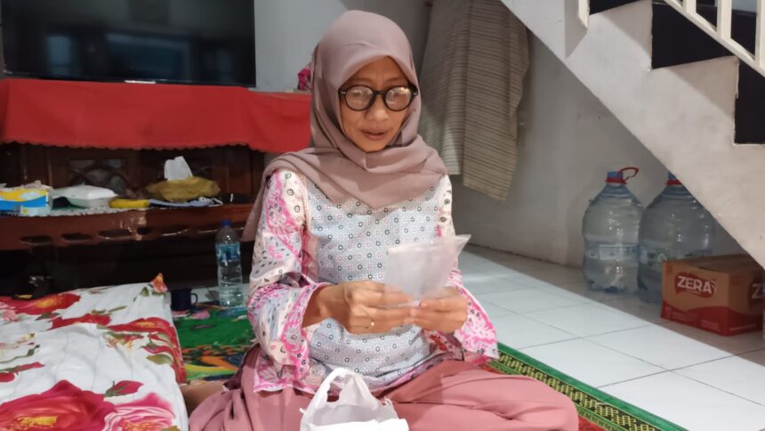 Ibunda Abidzar, Rubiati, 52, menginginkan buah hatinya Muhammad Abidzar, 16, korban penyiraman air keras dapat kembali normal seperti sedia kala, Jumat (11/8).