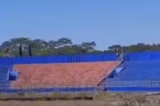Video kesunyian Stadion Kanjuruhan yang dipenuhi rumput liar, Foto: Instagram, @terang_media