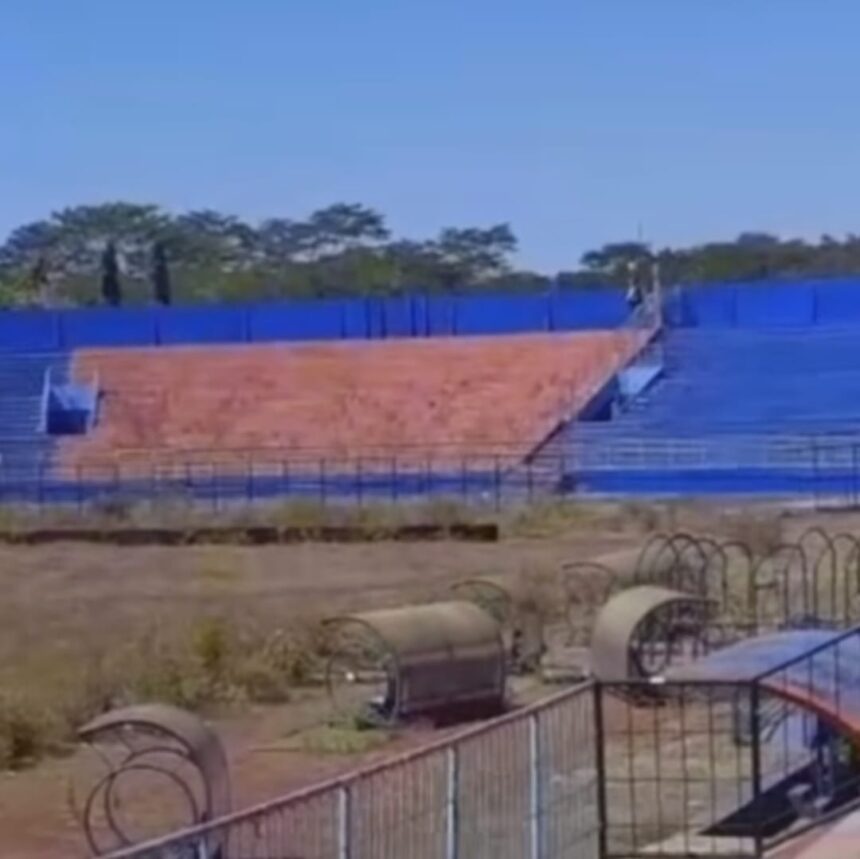 Video kesunyian Stadion Kanjuruhan yang dipenuhi rumput liar, Foto: Instagram, @terang_media