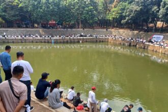 Sejumlah Aparatur Sipil Negara (ASN) Pemkot Jakarta Selatan, WJS, warga masyarakat dan komunitas mancing bersemangat memancing ikan dalam kegiatan Fun Fishing Wali Kota Cup 2023 di Waduk Prapanca, Sabtu (12/8) siang. Foto: Joesvicar Iqbal/ipol.id