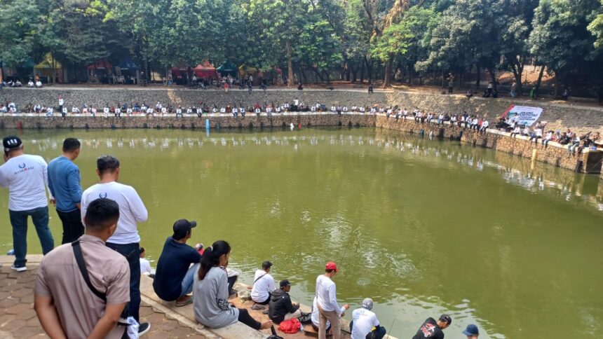 Sejumlah Aparatur Sipil Negara (ASN) Pemkot Jakarta Selatan, WJS, warga masyarakat dan komunitas mancing bersemangat memancing ikan dalam kegiatan Fun Fishing Wali Kota Cup 2023 di Waduk Prapanca, Sabtu (12/8) siang. Foto: Joesvicar Iqbal/ipol.id