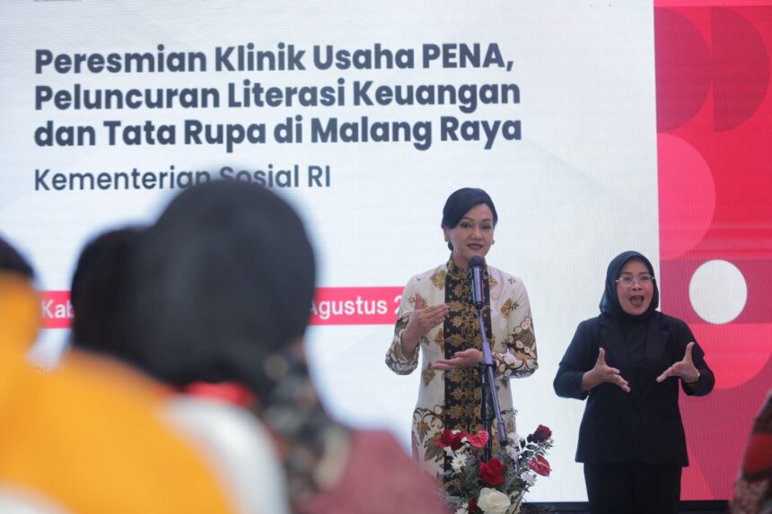Kepala Eksekutif Pengawas Perilaku Pelaku Usaha Jasa Keuangan, Edukasi dan Pelindungan Konsumen OJK Friderica Widyasari Dewi bersama Menteri Koordinator Pembangunan Manusia dan Kebudayaan Republik Indonesia Muhadjir Effendy, Menteri Sosial Republik Indonesia Tri Rismaharini, dan Anggota Komisi XI DPR-RI Ir. Andreas Eddy Susetyo hadir dalam Kick Off Roadshow Pahlawan Ekonomi Nasional (PENA) 2023 di Klinik Usaha PENA, Desa Kendalpenyak, Kabupaten Malang, Sabtu.