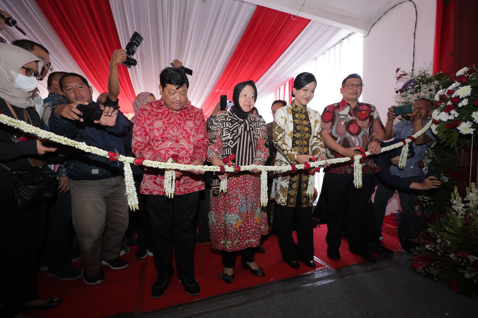 OJK Hadiri Kick Off Roadshow Pahlawan Ekonomi Nasional (PENA) 2023 2 Dari kanan ke kiri:- Bapak Drs. H. Didik Gatot Subroto, S.H., M.H. - Wakil Bupati Kabupaten Malang;
- Ibu Friderica Widyasari Dewi - Kepala Eksekutif Pengawas Perilaku Pelaku Usaha Jasa Keuangan, Edukasi dan Pelindungan Konsumen OJK;
- Ibu Dr. (H.C.) Ir. Hj. Tri Rismaharini – Menteri Sosial Republik Indoensia; dan
- Bapak Ir. Andreas Eddy Susetyo – Anggota Komisi XI Dewan Perwakilan
Rakyat Republik Indonesia.