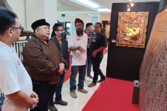 Pemerhati Seni, Gus Andi (peci hitam) didampingi Arya Simbaru selaku Ketua Pelaksana event Art Exhibition "Tanpa Batas #1" dan Department Head Grand ITC Permata Hijau, Teodorus Eko saat melihat karya-karya 26 seni perupa dan 18 pelukis muda di Grand ITC Permata Hijau, lantai 2, Kebayoran Lama, Jakarta Selatan, Sabtu (12/8). Foto: Joesvicar Iqbal/ipol.id