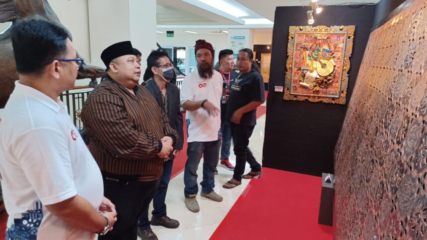 Pemerhati Seni, Gus Andi (peci hitam) didampingi Arya Simbaru selaku Ketua Pelaksana event Art Exhibition "Tanpa Batas #1" dan Department Head Grand ITC Permata Hijau, Teodorus Eko saat melihat karya-karya 26 seni perupa dan 18 pelukis muda di Grand ITC Permata Hijau, lantai 2, Kebayoran Lama, Jakarta Selatan, Sabtu (12/8). Foto: Joesvicar Iqbal/ipol.id