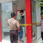 Aparat Polsek Cipayung memasang garis police line pada Anjungan Tunai Mandiri (ATM) Bank DKI di kantor Kelurahan Cilangkap, Cipayung, Jakarta Timur, usai terjadi dugaan kasus ganjal ATM belum lama ini. Foto: Ist