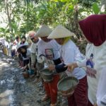 Ratusan warga desa bersama relawan Nelayan Balad Ganjar berkumpul sejak Minggu (13/8) pagi, gotong royong mengerjakan pengecoran jalan di Kampung Cikadu, Desa Cipanas, Kecamatan Cipatujah, Tasikmalaya. Foto: Nelayan Balad