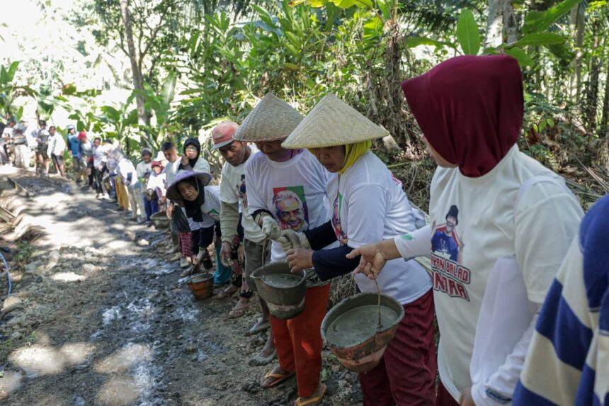 Ratusan warga desa bersama relawan Nelayan Balad Ganjar berkumpul sejak Minggu (13/8) pagi, gotong royong mengerjakan pengecoran jalan di Kampung Cikadu, Desa Cipanas, Kecamatan Cipatujah, Tasikmalaya. Foto: Nelayan Balad