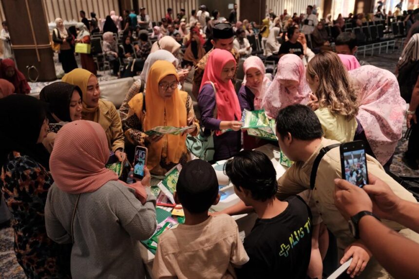 PT Pegadaian dukung gerakan Clean Up di Pantai Tanjung Bayang, yang diikuti oleh 500 millennial BUMN dan masyarakat Kota Makassar pada Jumat (11/08).