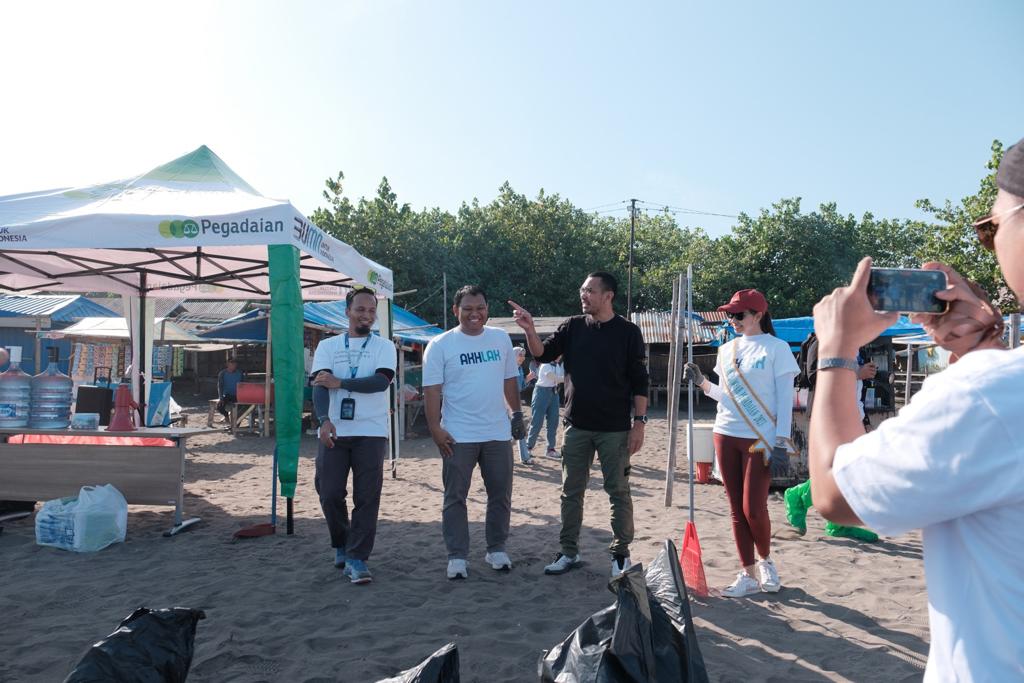 PT Pegadaian dukung gerakan Clean Up di Pantai Tanjung Bayang, yang diikuti oleh 500 millennial BUMN dan masyarakat Kota Makassar pada Jumat (11/08).