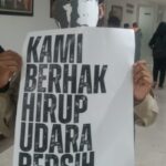 Aktivis peduli udara Jakarta saat menggelar aksi damai di gedung DPRD DKI Jakarta.(foto Sofian/IPOL.id)