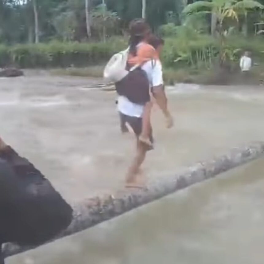 Pemuda bantu murid di nias sebrangi sungai, Foto: Instagram @terang_media