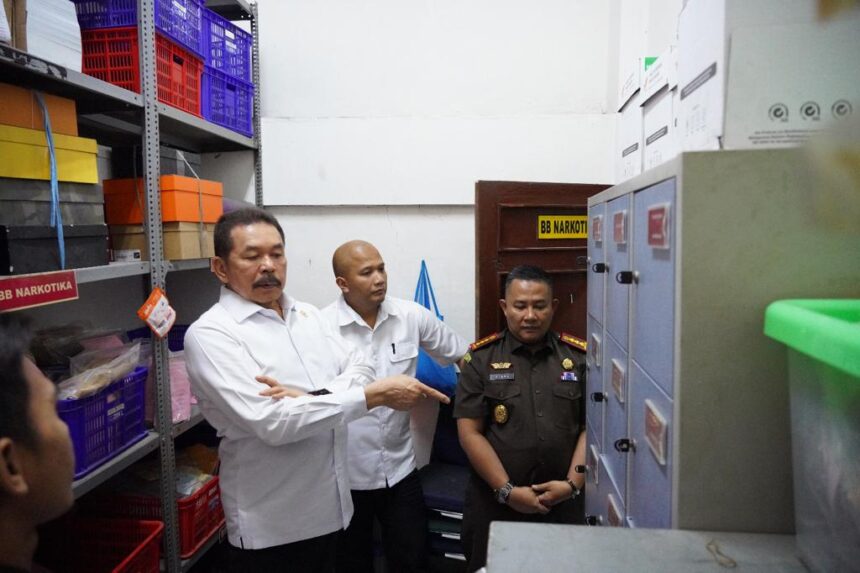 Jaksa Agung ST Burhanuddin saat melakukan kunjungan kerja secara mendadak di Kantor Kejaksaan Negeri (Kejari) se-DKI Jakarta, Rabu (16/8). Foto: Puspenkum Kejaksaan Agung