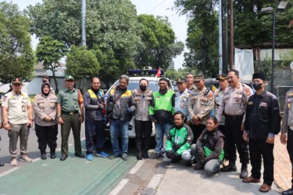 Kapolres Metro Jakarta Selatan, Kombes Pol Ade Ary Syam Indradi (tengah) saat bersama para pengemudi ojek online (ojol) di Jalan KH Abdullah Syafe’i, Tebet, Rabu (16/8) siang. Foto: Ist