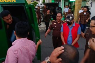 Penyidik Kejaksaan Tinggi Sulawesi Tenggara (Kejati Sultra) saat menggiring AS selaku kuasa Direktur PT Cinta Jaya ke mobil pengangkut tahanan.