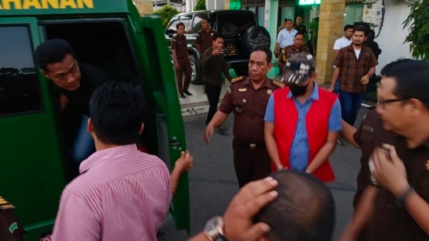 Penyidik Kejaksaan Tinggi Sulawesi Tenggara (Kejati Sultra) saat menggiring AS selaku kuasa Direktur PT Cinta Jaya ke mobil pengangkut tahanan.