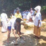 Jelang musim kemarau, Gardu Ganjar gotong royong bersama warga membersihkan lumbung air di Kampung Kadulaka, Desa Medalsari, Kecamatan Saketi, Kabupaten Pandeglang, Banten, Selasa (15/8) siang. Foto: Gardu