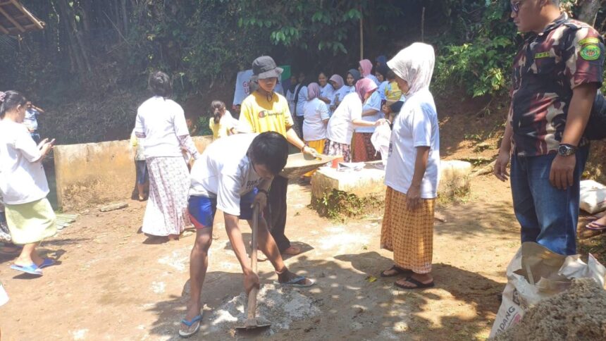 Jelang musim kemarau, Gardu Ganjar gotong royong bersama warga membersihkan lumbung air di Kampung Kadulaka, Desa Medalsari, Kecamatan Saketi, Kabupaten Pandeglang, Banten, Selasa (15/8) siang. Foto: Gardu