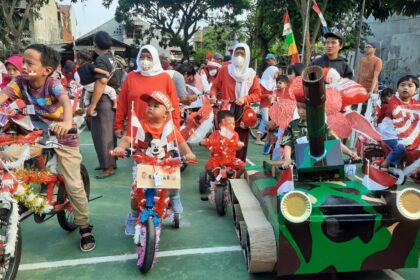 Rayakan Hari Ulang Tahun (HUT) Ke-78 Kemerdekaan RI, para peserta anak-anak mendesain sepeda menjadi tank hingga menempelkan stiker ke bagian sepeda lainnya, Kamis (17/8).