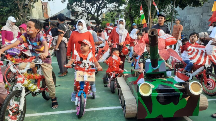Rayakan Hari Ulang Tahun (HUT) Ke-78 Kemerdekaan RI, para peserta anak-anak mendesain sepeda menjadi tank hingga menempelkan stiker ke bagian sepeda lainnya, Kamis (17/8).