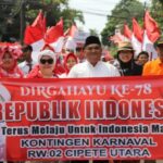 Warga RW 02, Kelurahan Cipete Utara, Kebayoran Baru, Jakarta Selatan, Kamis (17/8), mengikuti Karnaval Kemerdekaan.